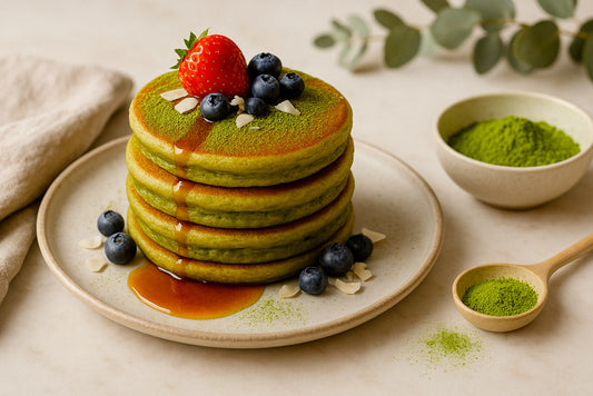 pancake au matcha dans une assiette. Des fruits se trouvent sur les pancakes.